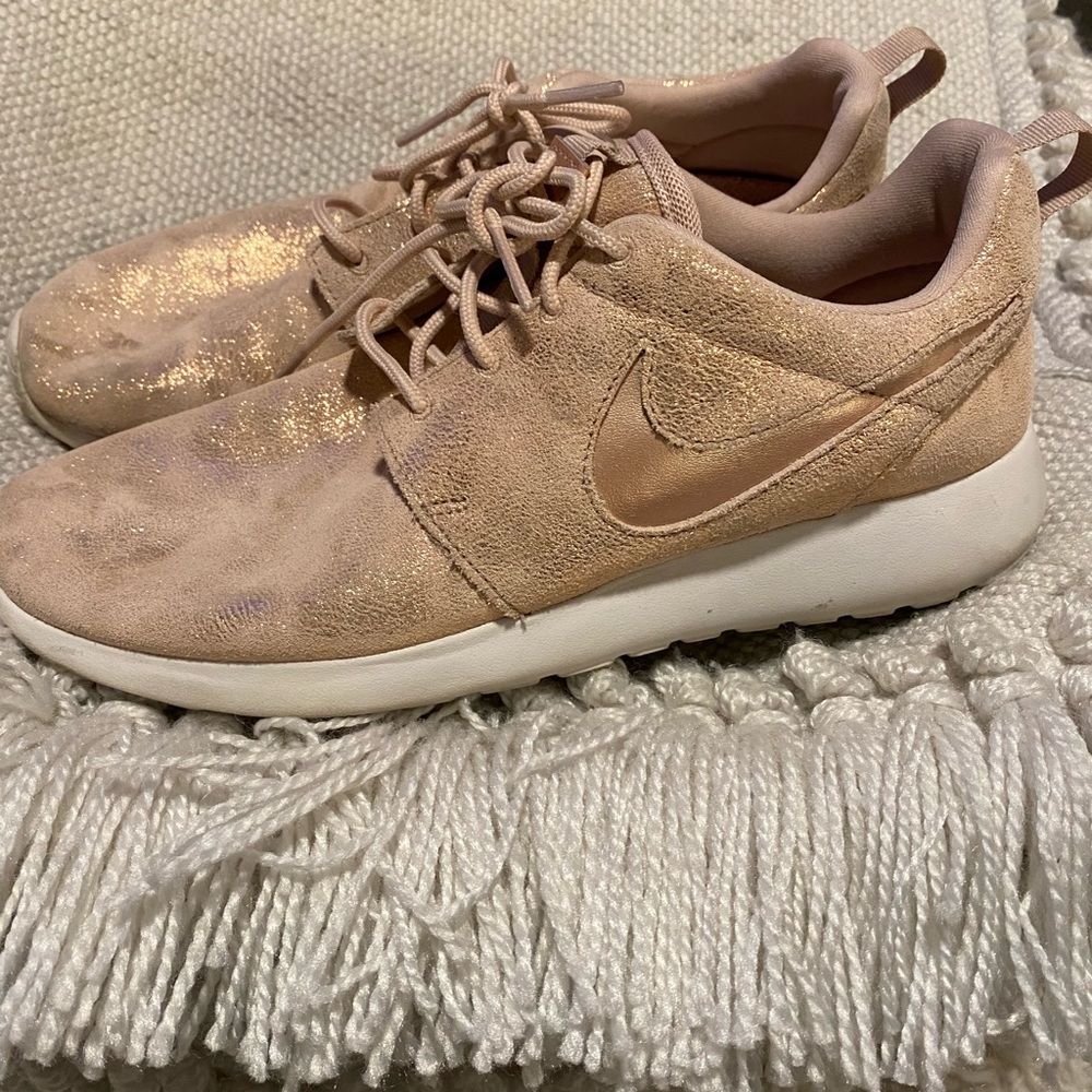 Nike Roshe One Premium Metallic Red Bronze 833928-900  womens 8